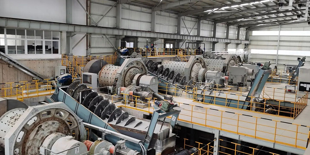 柳州某選礦廠(chǎng)重晶石脫水篩選加色選機(jī)提高礦石純色度，提高礦石質(zhì)量